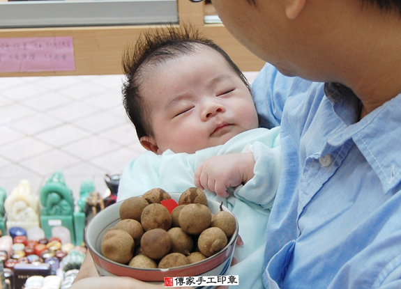 吳寶寶(新北永和區嬰兒寶寶滿月剃頭理髮、免費嬰兒剃胎毛儀式吉祥話)。中國風會場，爸媽寶貝免費穿「日中韓」古裝禮服。專業拍照、DVD光碟、證書。★購買「臍帶章、肚臍章、胎毛筆刷印章」贈送：剃頭、收涎、抓周，三選一。 2015.11.15 照片7