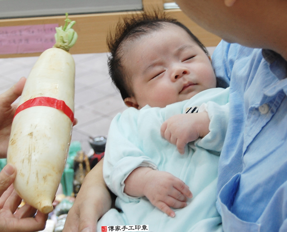 吳寶寶(新北永和區嬰兒寶寶滿月剃頭理髮、免費嬰兒剃胎毛儀式吉祥話)。中國風會場，爸媽寶貝免費穿「日中韓」古裝禮服。專業拍照、DVD光碟、證書。★購買「臍帶章、肚臍章、胎毛筆刷印章」贈送：剃頭、收涎、抓周，三選一。 2015.11.15 照片12