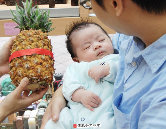 吳寶寶(新北永和區嬰兒寶寶滿月剃頭理髮、免費嬰兒剃胎毛儀式吉祥話)。中國風會場，爸媽寶貝免費穿「日中韓」古裝禮服。專業拍照、DVD光碟、證書。★購買「臍帶章、肚臍章、胎毛筆刷印章」贈送：剃頭、收涎、抓周，三選一。 2015.11.15 照片13