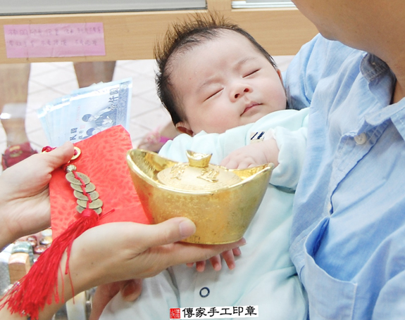吳寶寶(新北永和區嬰兒寶寶滿月剃頭理髮、免費嬰兒剃胎毛儀式吉祥話)。中國風會場，爸媽寶貝免費穿「日中韓」古裝禮服。專業拍照、DVD光碟、證書。★購買「臍帶章、肚臍章、胎毛筆刷印章」贈送：剃頭、收涎、抓周，三選一。 2015.11.15 照片14