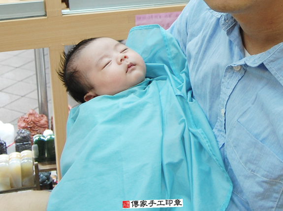 吳寶寶(新北永和區嬰兒寶寶滿月剃頭理髮、免費嬰兒剃胎毛儀式吉祥話)。中國風會場，爸媽寶貝免費穿「日中韓」古裝禮服。專業拍照、DVD光碟、證書。★購買「臍帶章、肚臍章、胎毛筆刷印章」贈送：剃頭、收涎、抓周，三選一。 2015.11.15 照片15