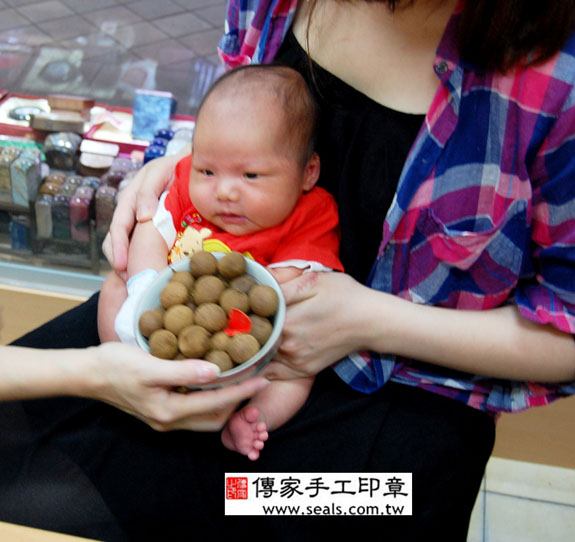 簡寶寶(新北市永和區嬰兒寶寶滿月剃頭理髮、免費嬰兒剃胎毛儀式吉祥話)。中國風會場，爸媽寶貝免費穿「日中韓」古裝禮服。專業拍照、DVD光碟、證書。★購買「臍帶章、肚臍章、胎毛筆刷印章」贈送：剃頭、收涎、抓周，三選一。2014.06.28 照片5