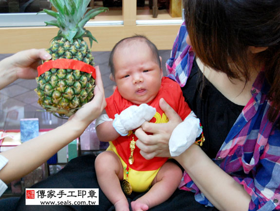 簡寶寶(新北市永和區嬰兒寶寶滿月剃頭理髮、免費嬰兒剃胎毛儀式吉祥話)。中國風會場，爸媽寶貝免費穿「日中韓」古裝禮服。專業拍照、DVD光碟、證書。★購買「臍帶章、肚臍章、胎毛筆刷印章」贈送：剃頭、收涎、抓周，三選一。2014.06.28 照片11