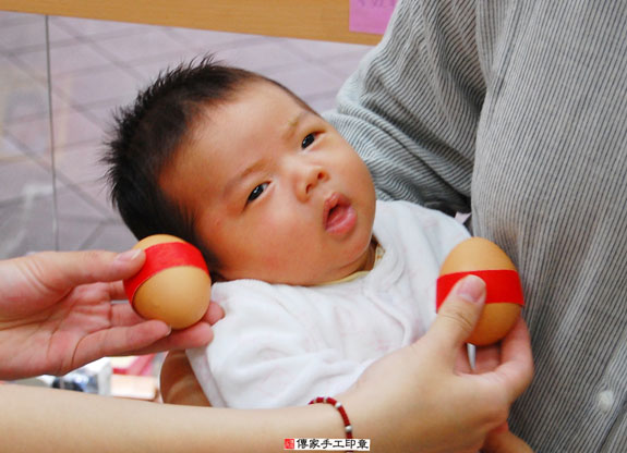 陳寶寶(新北永和區嬰兒寶寶滿月剃頭理髮、免費嬰兒剃胎毛儀式吉祥話)。中國風會場，爸媽寶貝免費穿「日中韓」古裝禮服。專業拍照、DVD光碟、證書。★購買「臍帶章、肚臍章、胎毛筆刷印章」贈送：剃頭、收涎、抓周，三選一。 2015.04.25 照片3