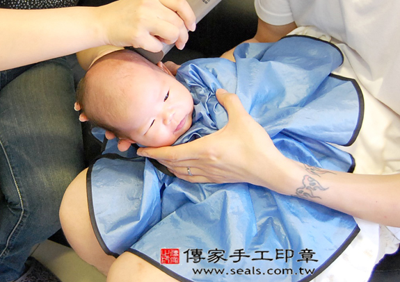 蔡寶寶(新北三重區到府嬰兒寶寶滿月剃頭理髮、免費到府嬰兒剃胎毛儀式吉祥話)。到府剃頭剃胎毛主持、專業拍照、DVD光碟、證書。★購買「臍帶章、肚臍章、胎毛筆刷印章」贈送：剃頭、收涎、抓周，三選一。2014.05.23 照片16