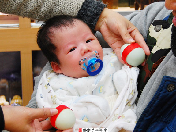 池寶寶(新北永和區嬰兒寶寶滿月剃頭理髮、免費嬰兒剃胎毛儀式吉祥話)。中國風會場，爸媽寶貝免費穿「日中韓」古裝禮服。專業拍照、DVD光碟、證書。★購買「臍帶章、肚臍章、胎毛筆刷印章」贈送：剃頭、收涎、抓周，三選一。 2015.02.15 照片4