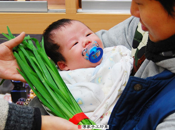 池寶寶(新北永和區嬰兒寶寶滿月剃頭理髮、免費嬰兒剃胎毛儀式吉祥話)。中國風會場，爸媽寶貝免費穿「日中韓」古裝禮服。專業拍照、DVD光碟、證書。★購買「臍帶章、肚臍章、胎毛筆刷印章」贈送：剃頭、收涎、抓周，三選一。 2015.02.15 照片12