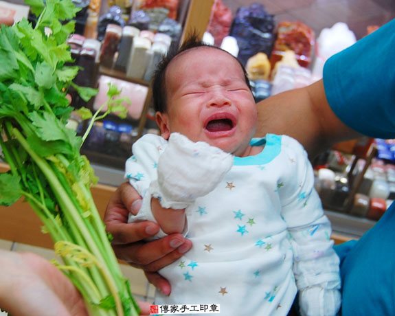 簡寶寶(新北永和區嬰兒寶寶滿月剃頭理髮、免費嬰兒剃胎毛儀式吉祥話)。中國風會場，爸媽寶貝免費穿「日中韓」古裝禮服。專業拍照、DVD光碟、證書。★購買「臍帶章、肚臍章、胎毛筆刷印章」贈送：剃頭、收涎、抓周，三選一。 2015.07.05 照片8