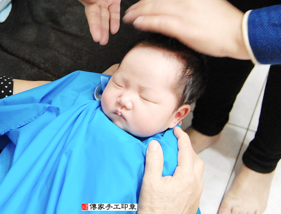 林寶寶(新北永和區到府嬰兒寶寶滿月剃頭理髮、免費到府嬰兒剃胎毛儀式吉祥話)。到府剃頭剃胎毛主持、專業拍照、DVD光碟、證書。★購買「臍帶章、肚臍章、胎毛筆刷印章」贈送：剃頭、收涎、抓周，三選一。2015.11.29 照片15