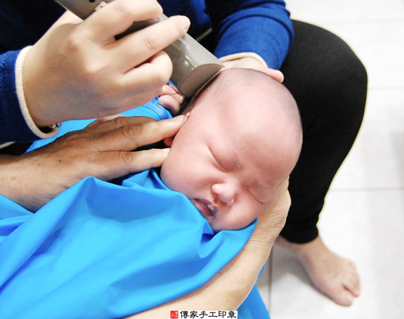 林寶寶(新北永和區到府嬰兒寶寶滿月剃頭理髮、免費到府嬰兒剃胎毛儀式吉祥話)。到府剃頭剃胎毛主持、專業拍照、DVD光碟、證書。★購買「臍帶章、肚臍章、胎毛筆刷印章」贈送：剃頭、收涎、抓周，三選一。2015.11.29 照片16