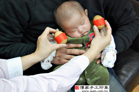 莊寶寶(雙胞胎)(新北市三重區到府嬰兒寶寶滿月剃頭理髮、免費到府嬰兒剃胎毛儀式吉祥話)。到府剃頭剃胎毛主持、專業拍照、DVD光碟、證書。★購買「臍帶章、肚臍章、胎毛筆刷印章」贈送：剃頭、收涎、抓周，三選一。 2014.03.25 照片2