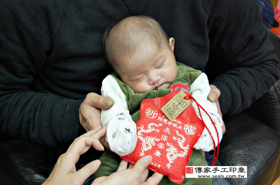 莊寶寶(雙胞胎)(新北市三重區到府嬰兒寶寶滿月剃頭理髮、免費到府嬰兒剃胎毛儀式吉祥話)。到府剃頭剃胎毛主持、專業拍照、DVD光碟、證書。★購買「臍帶章、肚臍章、胎毛筆刷印章」贈送：剃頭、收涎、抓周，三選一。 2014.03.25 照片6