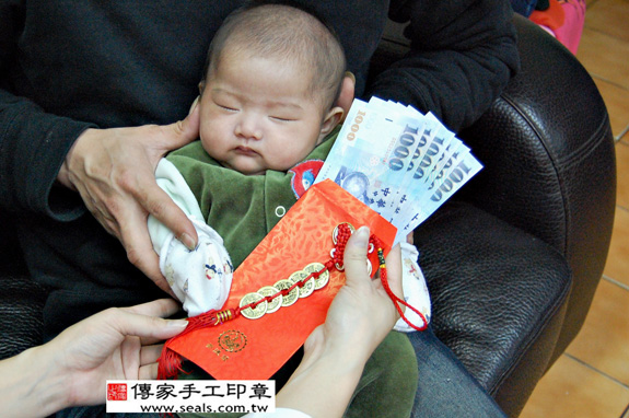 莊寶寶(雙胞胎)(新北市三重區到府嬰兒寶寶滿月剃頭理髮、免費到府嬰兒剃胎毛儀式吉祥話)。到府剃頭剃胎毛主持、專業拍照、DVD光碟、證書。★購買「臍帶章、肚臍章、胎毛筆刷印章」贈送：剃頭、收涎、抓周，三選一。 2014.03.25 照片12