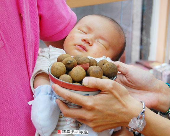 鄭寶寶(新北永和區嬰兒寶寶滿月剃頭理髮、免費嬰兒剃胎毛儀式吉祥話)。中國風會場，爸媽寶貝免費穿「日中韓」古裝禮服。專業拍照、DVD光碟、證書。★購買「臍帶章、肚臍章、胎毛筆刷印章」贈送：剃頭、收涎、抓周，三選一。 2015.07.08 照片6