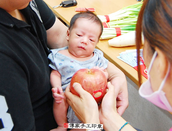 黃寶寶(新北永和區嬰兒寶寶滿月剃頭理髮、免費嬰兒剃胎毛儀式吉祥話)。中國風會場，爸媽寶貝免費穿「日中韓」古裝禮服。專業拍照、DVD光碟、證書。★購買「臍帶章、肚臍章、胎毛筆刷印章」贈送：剃頭、收涎、抓周，三選一。 2015.07.09 照片8