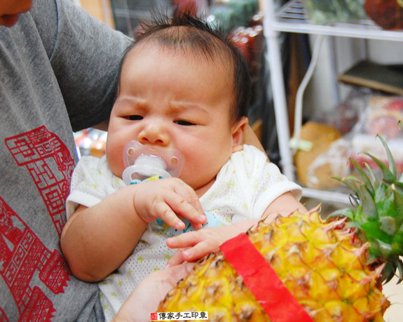 張寶寶(新北永和區嬰兒寶寶滿月剃頭理髮、免費嬰兒剃胎毛儀式吉祥話)。中國風會場，爸媽寶貝免費穿「日中韓」古裝禮服。專業拍照、DVD光碟、證書。★購買「臍帶章、肚臍章、胎毛筆刷印章」贈送：剃頭、收涎、抓周，三選一。 2015.05.01 照片12