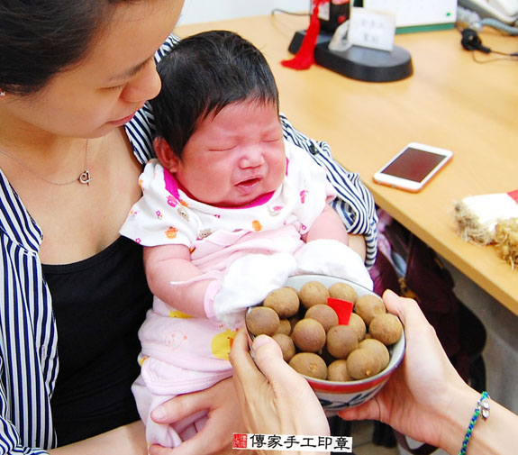 彭寶寶(新北永和區嬰兒寶寶滿月剃頭理髮、免費嬰兒剃胎毛儀式吉祥話)。中國風會場，爸媽寶貝免費穿「日中韓」古裝禮服。專業拍照、DVD光碟、證書。★購買「臍帶章、肚臍章、胎毛筆刷印章」贈送：剃頭、收涎、抓周，三選一。 2015.07.09 照片6