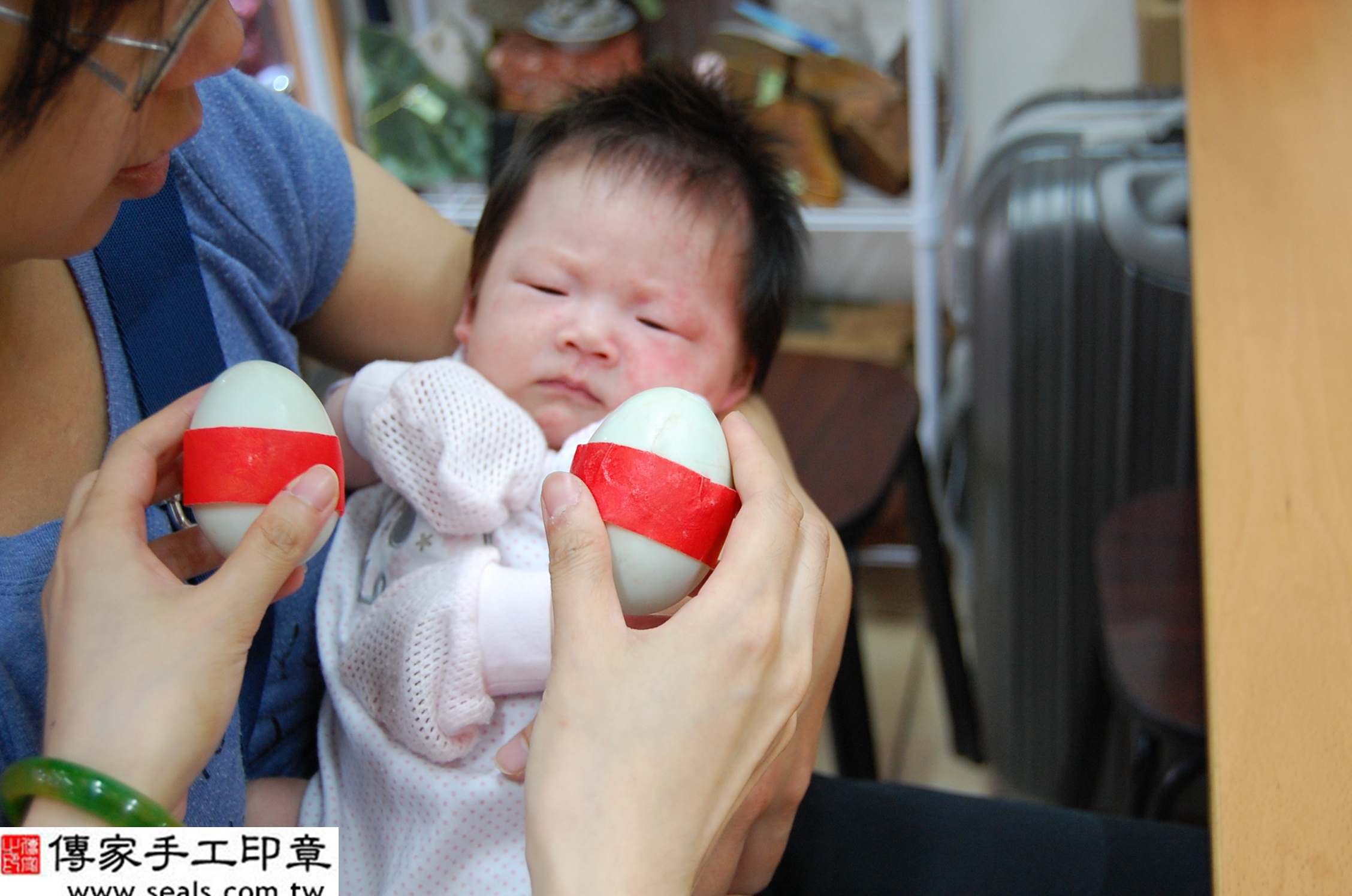 黃寶寶(新北市永和區嬰兒寶寶滿月剃頭理髮、免費嬰兒剃胎毛儀式吉祥話)。中國風會場，爸媽寶貝免費穿「日中韓」古裝禮服。專業拍照、DVD光碟、證書。★購買「臍帶章、肚臍章、胎毛筆刷印章」贈送：剃頭、收涎、抓周，三選一。2014.07.03 照片4