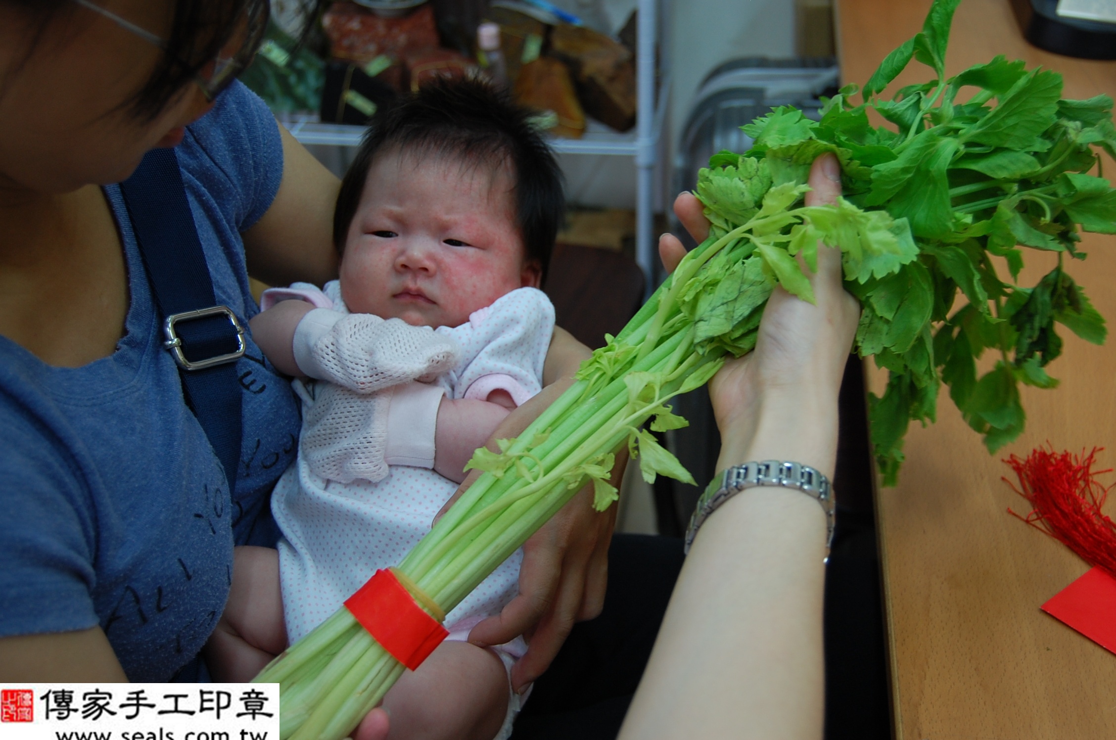 黃寶寶(新北市永和區嬰兒寶寶滿月剃頭理髮、免費嬰兒剃胎毛儀式吉祥話)。中國風會場，爸媽寶貝免費穿「日中韓」古裝禮服。專業拍照、DVD光碟、證書。★購買「臍帶章、肚臍章、胎毛筆刷印章」贈送：剃頭、收涎、抓周，三選一。2014.07.03 照片11