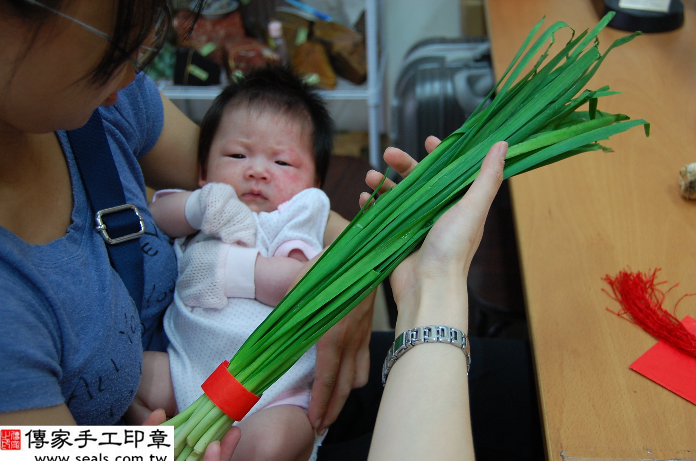 黃寶寶(新北市永和區嬰兒寶寶滿月剃頭理髮、免費嬰兒剃胎毛儀式吉祥話)。中國風會場，爸媽寶貝免費穿「日中韓」古裝禮服。專業拍照、DVD光碟、證書。★購買「臍帶章、肚臍章、胎毛筆刷印章」贈送：剃頭、收涎、抓周，三選一。2014.07.03 照片12