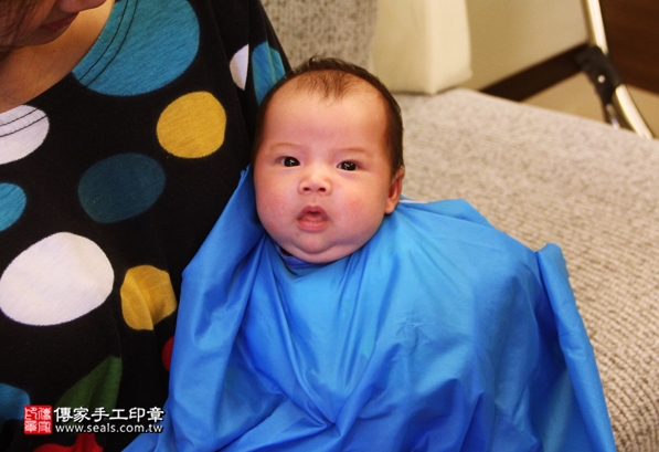 剃胎毛、滿月剃頭、嬰兒剃頭、嬰兒理髮、嬰兒剃髮、嬰兒剃胎毛、嬰兒滿月剃頭、寶寶剃頭、剃胎毛儀式、剃胎毛吉祥話、滿月剃頭儀式、滿月剃頭吉祥話、寶寶剃胎毛、寶寶滿月剃頭理髮、 台北文山區剃胎毛、台北文山區滿月剃頭、 台北文山區嬰兒剃頭剃胎毛、台北文山區嬰兒理髮、台北文山區嬰兒剃髮、蔡寶寶(台北文山區到府嬰兒寶寶滿月剃頭理髮、免費到府嬰兒剃胎毛儀式吉祥話)。到府剃頭剃胎毛主持、專業拍照、DVD光碟、證書。★購買「臍帶章、肚臍章、胎毛筆刷印章」贈送：剃頭、收涎、抓周，三選一。2016.05.16  照片16