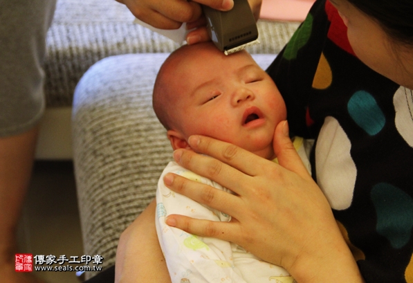 剃胎毛、滿月剃頭、嬰兒剃頭、嬰兒理髮、嬰兒剃髮、嬰兒剃胎毛、嬰兒滿月剃頭、寶寶剃頭、剃胎毛儀式、剃胎毛吉祥話、滿月剃頭儀式、滿月剃頭吉祥話、寶寶剃胎毛、寶寶滿月剃頭理髮、 台北文山區剃胎毛、台北文山區滿月剃頭、 台北文山區嬰兒剃頭剃胎毛、台北文山區嬰兒理髮、台北文山區嬰兒剃髮、蔡寶寶(台北文山區到府嬰兒寶寶滿月剃頭理髮、免費到府嬰兒剃胎毛儀式吉祥話)。到府剃頭剃胎毛主持、專業拍照、DVD光碟、證書。★購買「臍帶章、肚臍章、胎毛筆刷印章」贈送：剃頭、收涎、抓周，三選一。2016.05.16  照片17