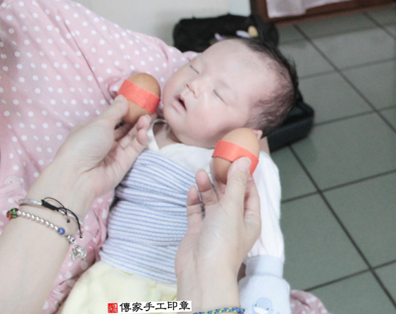 劉寶寶(桃園平鎮區到府嬰兒寶寶滿月剃頭理髮、免費到府嬰兒剃胎毛儀式吉祥話)。到府剃頭剃胎毛主持、專業拍照、DVD光碟、證書。★購買「臍帶章、肚臍章、胎毛筆刷印章」贈送：剃頭、收涎、抓周，三選一。2015.11.24 照片2