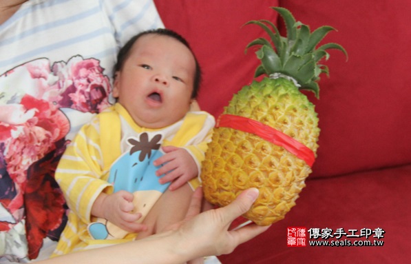 剃胎毛、滿月剃頭、嬰兒剃頭、嬰兒理髮、嬰兒剃髮、嬰兒剃胎毛、嬰兒滿月剃頭、寶寶剃頭、剃胎毛儀式、剃胎毛吉祥話、滿月剃頭儀式、滿月剃頭吉祥話、寶寶剃胎毛、寶寶滿月剃頭理髮、 新北新店區剃胎毛、新北新店區滿月剃頭、 新北新店區嬰兒剃頭剃胎毛、新北新店區嬰兒理髮、新北新店區嬰兒剃髮、高寶寶(新北新店區到府嬰兒寶寶滿月剃頭理髮、免費到府嬰兒剃胎毛儀式吉祥話)。到府剃頭剃胎毛主持、專業拍照、DVD光碟、證書。★購買「臍帶章、肚臍章、胎毛筆刷印章」贈送：剃頭、收涎、抓周，三選一。2016.08.01  照片12