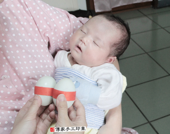 劉寶寶(桃園平鎮區到府嬰兒寶寶滿月剃頭理髮、免費到府嬰兒剃胎毛儀式吉祥話)。到府剃頭剃胎毛主持、專業拍照、DVD光碟、證書。★購買「臍帶章、肚臍章、胎毛筆刷印章」贈送：剃頭、收涎、抓周，三選一。2015.11.24 照片3
