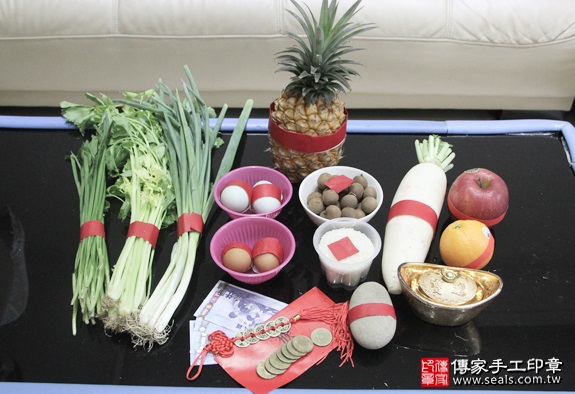 剃胎毛、滿月剃頭、嬰兒剃頭、嬰兒理髮、嬰兒剃髮、嬰兒剃胎毛、嬰兒滿月剃頭、寶寶剃頭、剃胎毛儀式、剃胎毛吉祥話、滿月剃頭儀式、滿月剃頭吉祥話、寶寶剃胎毛、寶寶滿月剃頭理髮、 桃園龜山區剃胎毛、桃園龜山區滿月剃頭、 桃園龜山區嬰兒剃頭剃胎毛、桃園龜山區嬰兒理髮、桃園龜山區嬰兒剃髮、洪寶寶(桃園龜山區到府嬰兒寶寶滿月剃頭理髮、免費到府嬰兒剃胎毛儀式吉祥話)。到府剃頭剃胎毛主持、專業拍照、DVD光碟、證書。★購買「臍帶章、肚臍章、胎毛筆刷印章」贈送：剃頭、收涎、抓周，三選一。2016.05.16  照片1