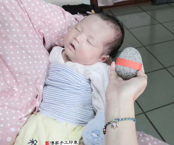 劉寶寶(桃園平鎮區到府嬰兒寶寶滿月剃頭理髮、免費到府嬰兒剃胎毛儀式吉祥話)。到府剃頭剃胎毛主持、專業拍照、DVD光碟、證書。★購買「臍帶章、肚臍章、胎毛筆刷印章」贈送：剃頭、收涎、抓周，三選一。2015.11.24 照片4