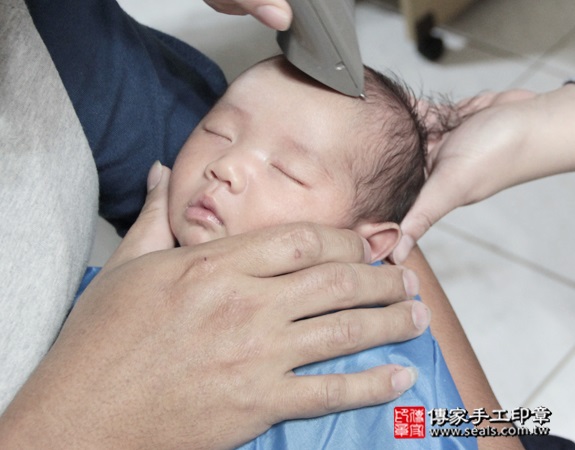 剃胎毛、滿月剃頭、嬰兒剃頭、嬰兒理髮、嬰兒剃髮、嬰兒剃胎毛、嬰兒滿月剃頭、寶寶剃頭、剃胎毛儀式、剃胎毛吉祥話、滿月剃頭儀式、滿月剃頭吉祥話、寶寶剃胎毛、寶寶滿月剃頭理髮、 新北新莊區剃胎毛、新北新莊區滿月剃頭、 新北新莊區嬰兒剃頭剃胎毛、新北新莊區嬰兒理髮、新北新莊區嬰兒剃髮、邱寶寶(新北新莊區到府嬰兒寶寶滿月剃頭理髮、免費到府嬰兒剃胎毛儀式吉祥話)。到府剃頭剃胎毛主持、專業拍照、DVD光碟、證書。★購買「臍帶章、肚臍章、胎毛筆刷印章」贈送：剃頭、收涎、抓周，三選一。2015.12.16 照片15