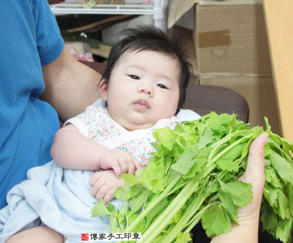 葉寶寶(新北永和區嬰兒寶寶滿月剃頭理髮、免費嬰兒剃胎毛儀式吉祥話)。中國風會場，爸媽寶貝免費穿「日中韓」古裝禮服。專業拍照、DVD光碟、證書。★購買「臍帶章、肚臍章、胎毛筆刷印章」贈送：剃頭、收涎、抓周，三選一。 2015.05.03 照片11