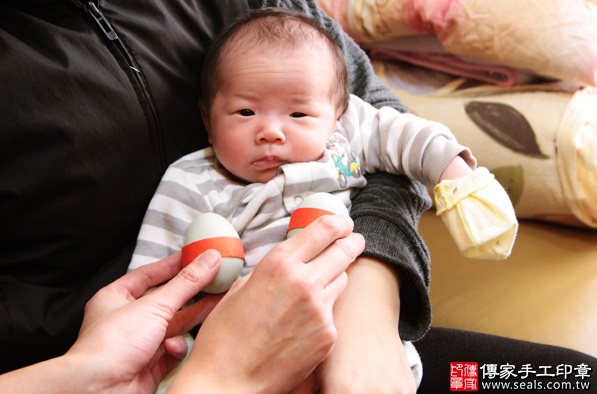 剃胎毛、滿月剃頭、嬰兒剃頭、嬰兒理髮、嬰兒剃髮、嬰兒剃胎毛、嬰兒滿月剃頭、寶寶剃頭、剃胎毛儀式、剃胎毛吉祥話、滿月剃頭儀式、滿月剃頭吉祥話、寶寶剃胎毛、寶寶滿月剃頭理髮、 新北中和區剃胎毛、新北中和區滿月剃頭、 新北中和區嬰兒剃頭剃胎毛、新北中和區嬰兒理髮、新北中和區嬰兒剃髮、李寶寶(新北中和區到府嬰兒寶寶滿月剃頭理髮、免費到府嬰兒剃胎毛儀式吉祥話)。到府剃頭剃胎毛主持、專業拍照、DVD光碟、證書。★購買「臍帶章、肚臍章、胎毛筆刷印章」贈送：剃頭、收涎、抓周，三選一。2016.02.18 照片4