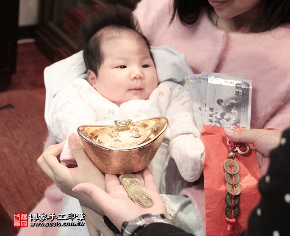 剃胎毛、滿月剃頭、嬰兒剃頭、嬰兒理髮、嬰兒剃髮、嬰兒剃胎毛、嬰兒滿月剃頭、寶寶剃頭、剃胎毛儀式、剃胎毛吉祥話、滿月剃頭儀式、滿月剃頭吉祥話、寶寶剃胎毛、寶寶滿月剃頭理髮、 台北大安區剃胎毛、台北大安區滿月剃頭、 台北大安區嬰兒剃頭剃胎毛、台北大安區嬰兒理髮、台北大安區嬰兒剃髮、馬寶寶(台北大安區到府嬰兒寶寶滿月剃頭理髮、免費到府嬰兒剃胎毛儀式吉祥話)。到府剃頭剃胎毛主持、專業拍照、DVD光碟、證書。★購買「臍帶章、肚臍章、胎毛筆刷印章」贈送：剃頭、收涎、抓周，三選一。2016.01.27 照片14
