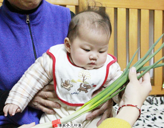 黃寶寶(新北永和區到府嬰兒寶寶滿月剃頭理髮、免費到府嬰兒剃胎毛儀式吉祥話)。到府剃頭剃胎毛主持、專業拍照、DVD光碟、證書。★購買「臍帶章、肚臍章、胎毛筆刷印章」贈送：剃頭、收涎、抓周，三選一。2015.02.10 照片9