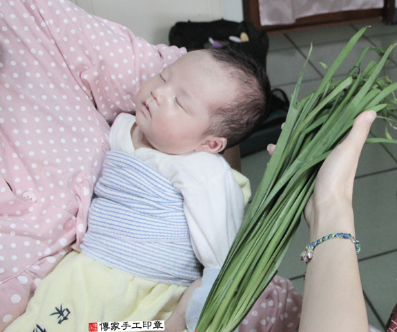 劉寶寶(桃園平鎮區到府嬰兒寶寶滿月剃頭理髮、免費到府嬰兒剃胎毛儀式吉祥話)。到府剃頭剃胎毛主持、專業拍照、DVD光碟、證書。★購買「臍帶章、肚臍章、胎毛筆刷印章」贈送：剃頭、收涎、抓周，三選一。2015.11.24 照片9