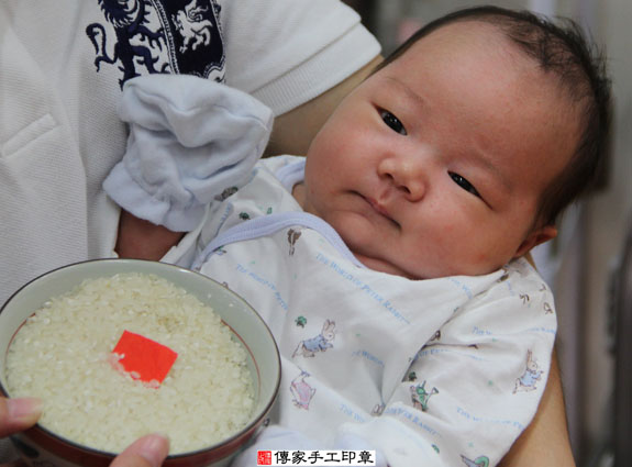 葉寶寶(新北永和區嬰兒寶寶滿月剃頭理髮、免費嬰兒剃胎毛儀式吉祥話)。中國風會場，爸媽寶貝免費穿「日中韓」古裝禮服。專業拍照、DVD光碟、證書。★購買「臍帶章、肚臍章、胎毛筆刷印章」贈送：剃頭、收涎、抓周，三選一。 2014.08.30 照片9