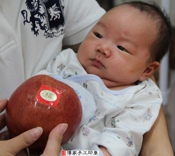 葉寶寶(新北永和區嬰兒寶寶滿月剃頭理髮、免費嬰兒剃胎毛儀式吉祥話)。中國風會場，爸媽寶貝免費穿「日中韓」古裝禮服。專業拍照、DVD光碟、證書。★購買「臍帶章、肚臍章、胎毛筆刷印章」贈送：剃頭、收涎、抓周，三選一。 2014.08.30 照片11