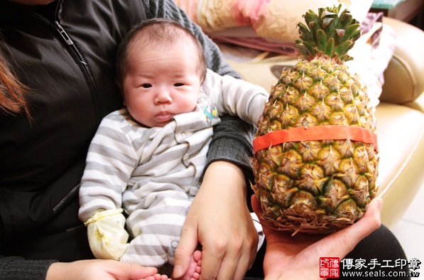 剃胎毛、滿月剃頭、嬰兒剃頭、嬰兒理髮、嬰兒剃髮、嬰兒剃胎毛、嬰兒滿月剃頭、寶寶剃頭、剃胎毛儀式、剃胎毛吉祥話、滿月剃頭儀式、滿月剃頭吉祥話、寶寶剃胎毛、寶寶滿月剃頭理髮、 新北中和區剃胎毛、新北中和區滿月剃頭、 新北中和區嬰兒剃頭剃胎毛、新北中和區嬰兒理髮、新北中和區嬰兒剃髮、李寶寶(新北中和區到府嬰兒寶寶滿月剃頭理髮、免費到府嬰兒剃胎毛儀式吉祥話)。到府剃頭剃胎毛主持、專業拍照、DVD光碟、證書。★購買「臍帶章、肚臍章、胎毛筆刷印章」贈送：剃頭、收涎、抓周，三選一。2016.02.18 照片13