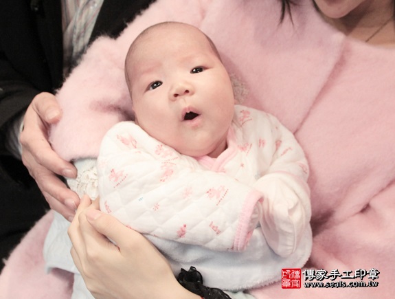 剃胎毛、滿月剃頭、嬰兒剃頭、嬰兒理髮、嬰兒剃髮、嬰兒剃胎毛、嬰兒滿月剃頭、寶寶剃頭、剃胎毛儀式、剃胎毛吉祥話、滿月剃頭儀式、滿月剃頭吉祥話、寶寶剃胎毛、寶寶滿月剃頭理髮、 台北大安區剃胎毛、台北大安區滿月剃頭、 台北大安區嬰兒剃頭剃胎毛、台北大安區嬰兒理髮、台北大安區嬰兒剃髮、馬寶寶(台北大安區到府嬰兒寶寶滿月剃頭理髮、免費到府嬰兒剃胎毛儀式吉祥話)。到府剃頭剃胎毛主持、專業拍照、DVD光碟、證書。★購買「臍帶章、肚臍章、胎毛筆刷印章」贈送：剃頭、收涎、抓周，三選一。2016.01.27 照片18