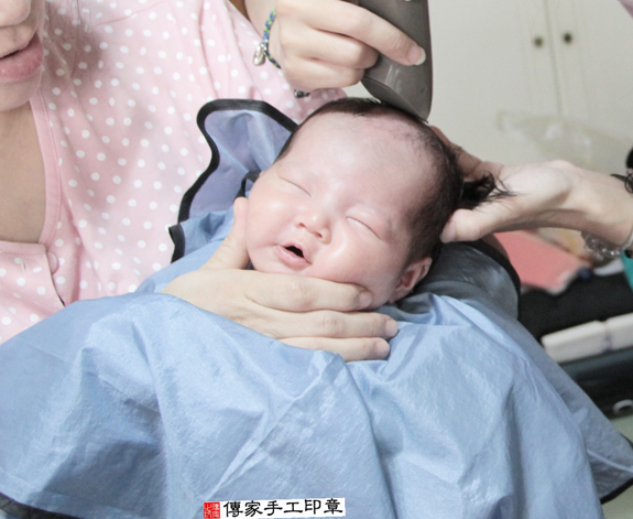 劉寶寶(桃園平鎮區到府嬰兒寶寶滿月剃頭理髮、免費到府嬰兒剃胎毛儀式吉祥話)。到府剃頭剃胎毛主持、專業拍照、DVD光碟、證書。★購買「臍帶章、肚臍章、胎毛筆刷印章」贈送：剃頭、收涎、抓周，三選一。2015.11.24 照片15