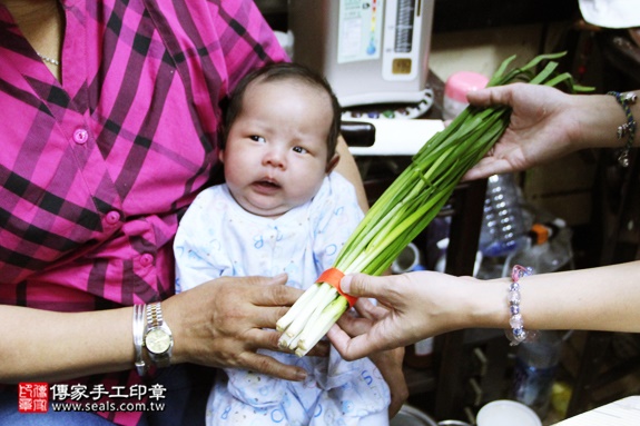 剃胎毛、滿月剃頭、嬰兒剃頭、嬰兒理髮、嬰兒剃髮、嬰兒剃胎毛、嬰兒滿月剃頭、寶寶剃頭、剃胎毛儀式、剃胎毛吉祥話、滿月剃頭儀式、滿月剃頭吉祥話、寶寶剃胎毛、寶寶滿月剃頭理髮、 台北中山區剃胎毛、台北中山區滿月剃頭、 台北中山區嬰兒剃頭剃胎毛、台北中山區嬰兒理髮、台北中山區嬰兒剃髮、張寶寶(台北中山區到府嬰兒寶寶滿月剃頭理髮、免費到府嬰兒剃胎毛儀式吉祥話)。到府剃頭剃胎毛主持、專業拍照、DVD光碟、證書。★購買「臍帶章、肚臍章、胎毛筆刷印章」贈送：剃頭、收涎、抓周，三選一。2016.08.16  照片10