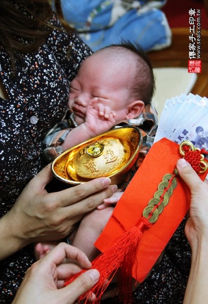 剃胎毛、滿月剃頭、嬰兒剃頭、嬰兒理髮、嬰兒剃髮、嬰兒剃胎毛、嬰兒滿月剃頭、寶寶剃頭、剃胎毛儀式、剃胎毛吉祥話、滿月剃頭儀式、滿月剃頭吉祥話、寶寶剃胎毛、寶寶滿月剃頭理髮、 新北土城區剃胎毛、新北土城區滿月剃頭、 新北土城區嬰兒剃頭剃胎毛、新北土城區嬰兒理髮、新北土城區嬰兒剃髮、林寶寶(新北土城區到府嬰兒寶寶滿月剃頭理髮、免費到府嬰兒剃胎毛儀式吉祥話)。到府剃頭剃胎毛主持、專業拍照、DVD光碟、證書。★購買「臍帶章、肚臍章、胎毛筆刷印章」贈送：剃頭、收涎、抓周，三選一。2016.04.03  照片13