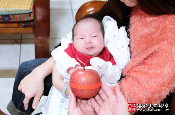 剃胎毛、滿月剃頭、嬰兒剃頭、嬰兒理髮、嬰兒剃髮、嬰兒剃胎毛、嬰兒滿月剃頭、寶寶剃頭、剃胎毛儀式、剃胎毛吉祥話、滿月剃頭儀式、滿月剃頭吉祥話、寶寶剃胎毛、寶寶滿月剃頭理髮、 新北板橋區剃胎毛、新北板橋區滿月剃頭、 新北板橋區嬰兒剃頭剃胎毛、新北板橋區嬰兒理髮、新北板橋區嬰兒剃髮、林寶寶(新北板橋區到府嬰兒寶寶滿月剃頭理髮、免費到府嬰兒剃胎毛儀式吉祥話)。到府剃頭剃胎毛主持、專業拍照、DVD光碟、證書。★購買「臍帶章、肚臍章、胎毛筆刷印章」贈送：剃頭、收涎、抓周，三選一。2016.03.07 照片8