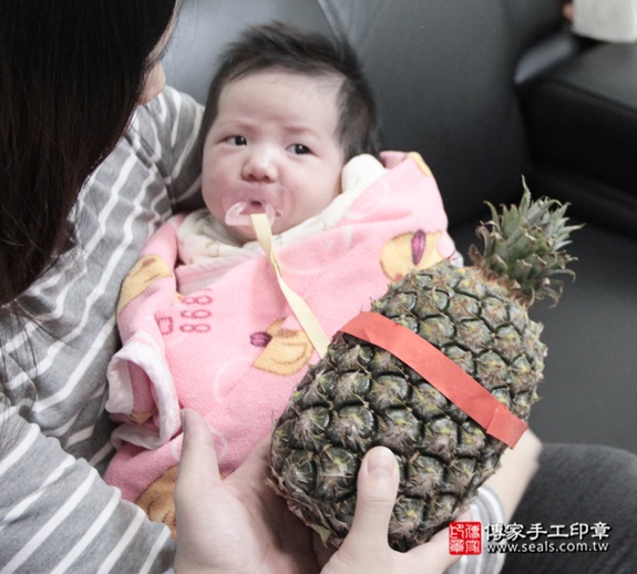 剃胎毛、滿月剃頭、嬰兒剃頭、嬰兒理髮、嬰兒剃髮、嬰兒剃胎毛、嬰兒滿月剃頭、寶寶剃頭、剃胎毛儀式、剃胎毛吉祥話、滿月剃頭儀式、滿月剃頭吉祥話、寶寶剃胎毛、寶寶滿月剃頭理髮、 新北樹林區剃胎毛、新北樹林區滿月剃頭、 新北樹林區嬰兒剃頭剃胎毛、新北樹林區嬰兒理髮、新北樹林區嬰兒剃髮、吳寶寶(新北樹林區到府嬰兒寶寶滿月剃頭理髮、免費到府嬰兒剃胎毛儀式吉祥話)。到府剃頭剃胎毛主持、專業拍照、DVD光碟、證書。★購買「臍帶章、肚臍章、胎毛筆刷印章」贈送：剃頭、收涎、抓周，三選一。2015.12.16 照片7