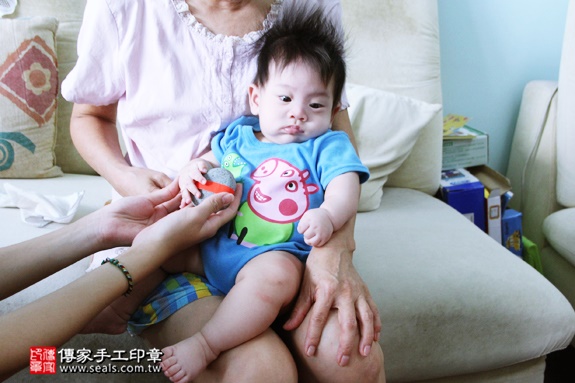 剃胎毛、滿月剃頭、嬰兒剃頭、嬰兒理髮、嬰兒剃髮、嬰兒剃胎毛、嬰兒滿月剃頭、寶寶剃頭、剃胎毛儀式、剃胎毛吉祥話、滿月剃頭儀式、滿月剃頭吉祥話、寶寶剃胎毛、寶寶滿月剃頭理髮、 新北三重區剃胎毛、新北三重區滿月剃頭、 新北三重區嬰兒剃頭剃胎毛、新北三重區嬰兒理髮、新北三重區嬰兒剃髮、林家兄妹(新北三重區到府嬰兒寶寶滿月剃頭理髮、免費到府嬰兒剃胎毛儀式吉祥話)。到府剃頭剃胎毛主持、專業拍照、DVD光碟、證書。★購買「臍帶章、肚臍章、胎毛筆刷印章」贈送：剃頭、收涎、抓周，三選一。2016.08.06  照片9