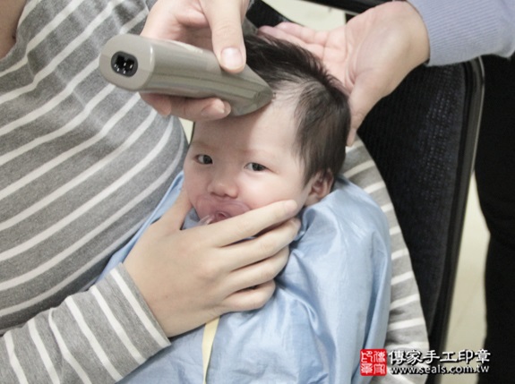 剃胎毛、滿月剃頭、嬰兒剃頭、嬰兒理髮、嬰兒剃髮、嬰兒剃胎毛、嬰兒滿月剃頭、寶寶剃頭、剃胎毛儀式、剃胎毛吉祥話、滿月剃頭儀式、滿月剃頭吉祥話、寶寶剃胎毛、寶寶滿月剃頭理髮、 新北樹林區剃胎毛、新北樹林區滿月剃頭、 新北樹林區嬰兒剃頭剃胎毛、新北樹林區嬰兒理髮、新北樹林區嬰兒剃髮、吳寶寶(新北樹林區到府嬰兒寶寶滿月剃頭理髮、免費到府嬰兒剃胎毛儀式吉祥話)。到府剃頭剃胎毛主持、專業拍照、DVD光碟、證書。★購買「臍帶章、肚臍章、胎毛筆刷印章」贈送：剃頭、收涎、抓周，三選一。2015.12.16 照片9