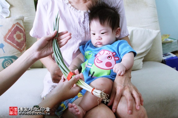 剃胎毛、滿月剃頭、嬰兒剃頭、嬰兒理髮、嬰兒剃髮、嬰兒剃胎毛、嬰兒滿月剃頭、寶寶剃頭、剃胎毛儀式、剃胎毛吉祥話、滿月剃頭儀式、滿月剃頭吉祥話、寶寶剃胎毛、寶寶滿月剃頭理髮、 新北三重區剃胎毛、新北三重區滿月剃頭、 新北三重區嬰兒剃頭剃胎毛、新北三重區嬰兒理髮、新北三重區嬰兒剃髮、林家兄妹(新北三重區到府嬰兒寶寶滿月剃頭理髮、免費到府嬰兒剃胎毛儀式吉祥話)。到府剃頭剃胎毛主持、專業拍照、DVD光碟、證書。★購買「臍帶章、肚臍章、胎毛筆刷印章」贈送：剃頭、收涎、抓周，三選一。2016.08.06  照片21