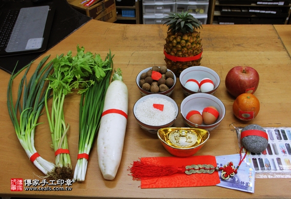 剃胎毛、滿月剃頭、嬰兒剃頭、嬰兒理髮、嬰兒剃髮、嬰兒剃胎毛、嬰兒滿月剃頭、寶寶剃頭、剃胎毛儀式、剃胎毛吉祥話、滿月剃頭儀式、滿月剃頭吉祥話、寶寶剃胎毛、寶寶滿月剃頭理髮、新北永和區剃胎毛、新北永和區滿月剃頭、新北永和區嬰兒剃頭剃胎毛、新北永和區嬰兒理髮、新北永和區嬰兒剃髮、周弟弟(新北永和區嬰兒寶寶滿月剃頭理髮、免費嬰兒剃胎毛儀式吉祥話)。中國風會場，爸媽寶貝免費穿「日中韓」古裝禮服。專業拍照、DVD光碟、證書。★購買「臍帶章、肚臍章、胎毛筆刷印章」贈送：剃頭、收涎、抓周，三選一。2016.05.17  照片1